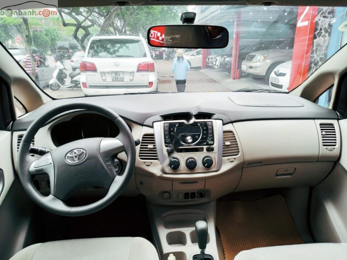 Toyota Innova  V 2014 - Bán Toyota Innova V sản xuất năm 2014, màu bạc, chính chủ