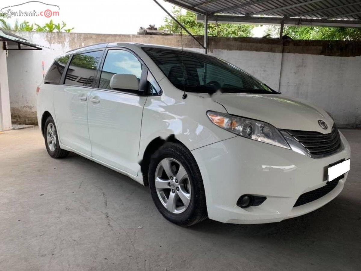 Toyota Sienna LE 2011 - Cần bán Toyota Sienna LE năm sản xuất 2011, màu trắng, nhập khẩu nguyên chiếc như mới, 925tr