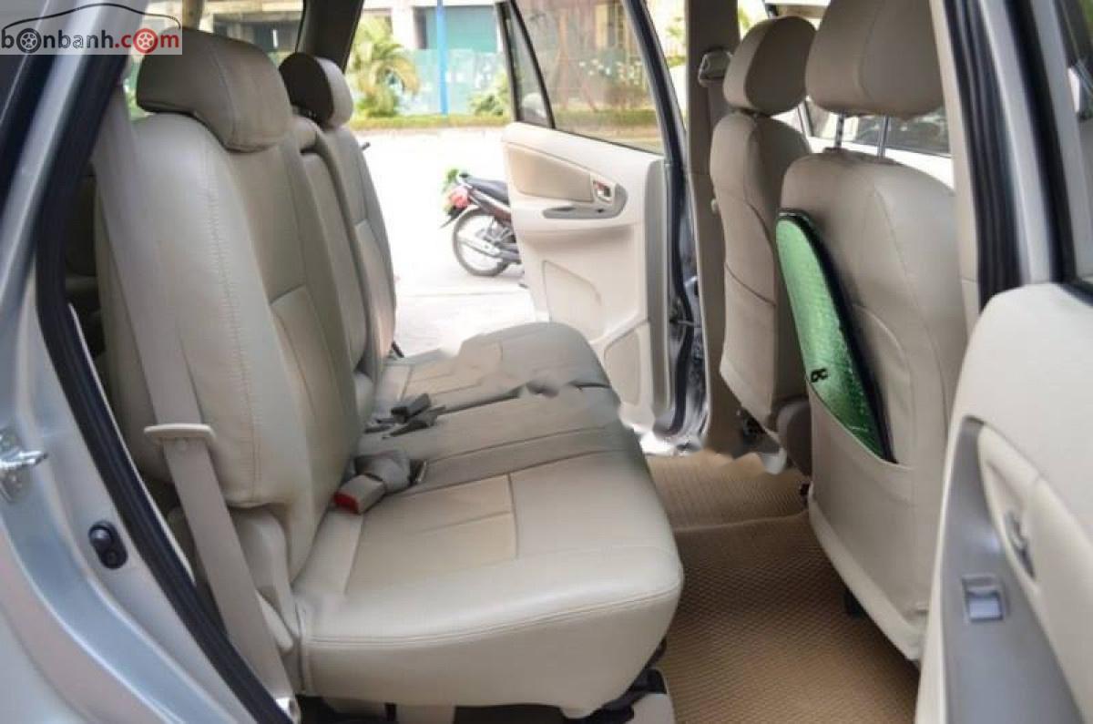 Toyota Innova 2.0E 2014 - Bán Toyota Innova MT sản xuất 2014, màu bạc số sàn