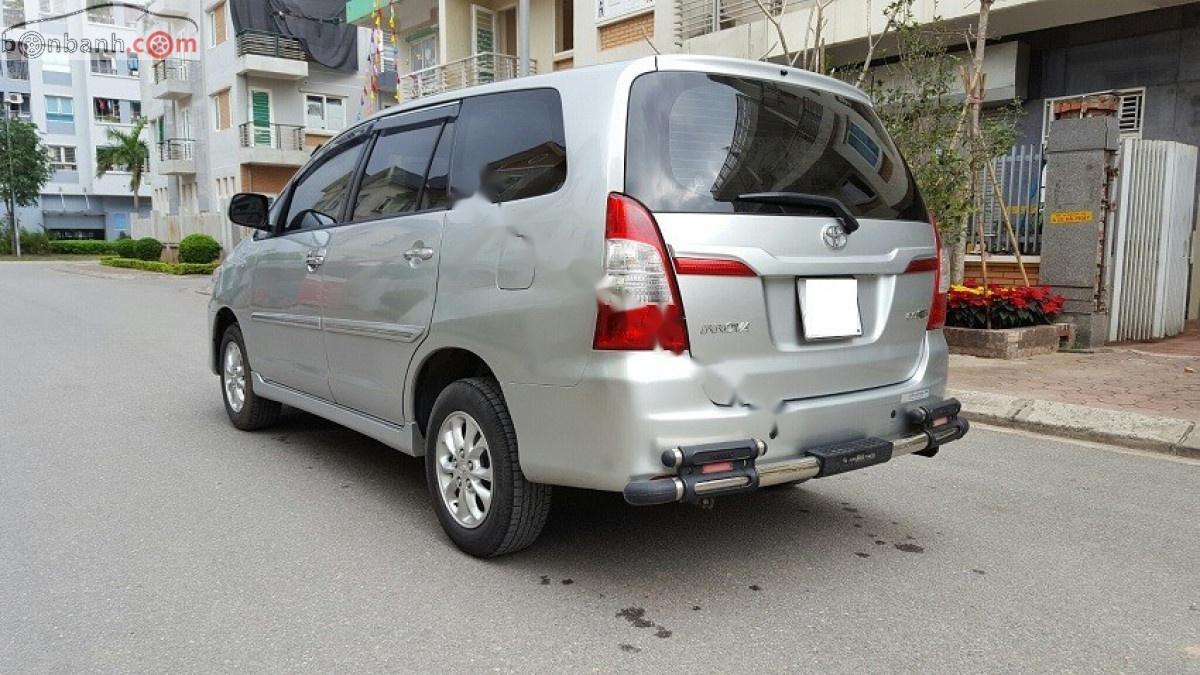 Toyota Innova 2.0E 2014 - Bán Toyota Innova MT sản xuất 2014, màu bạc số sàn