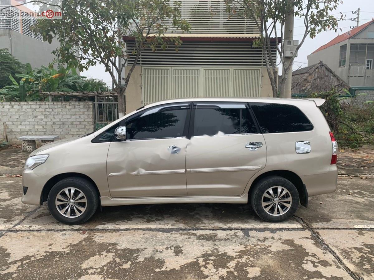 Toyota Innova 2012 - Cần bán Toyota Innova năm sản xuất 2012, màu vàng