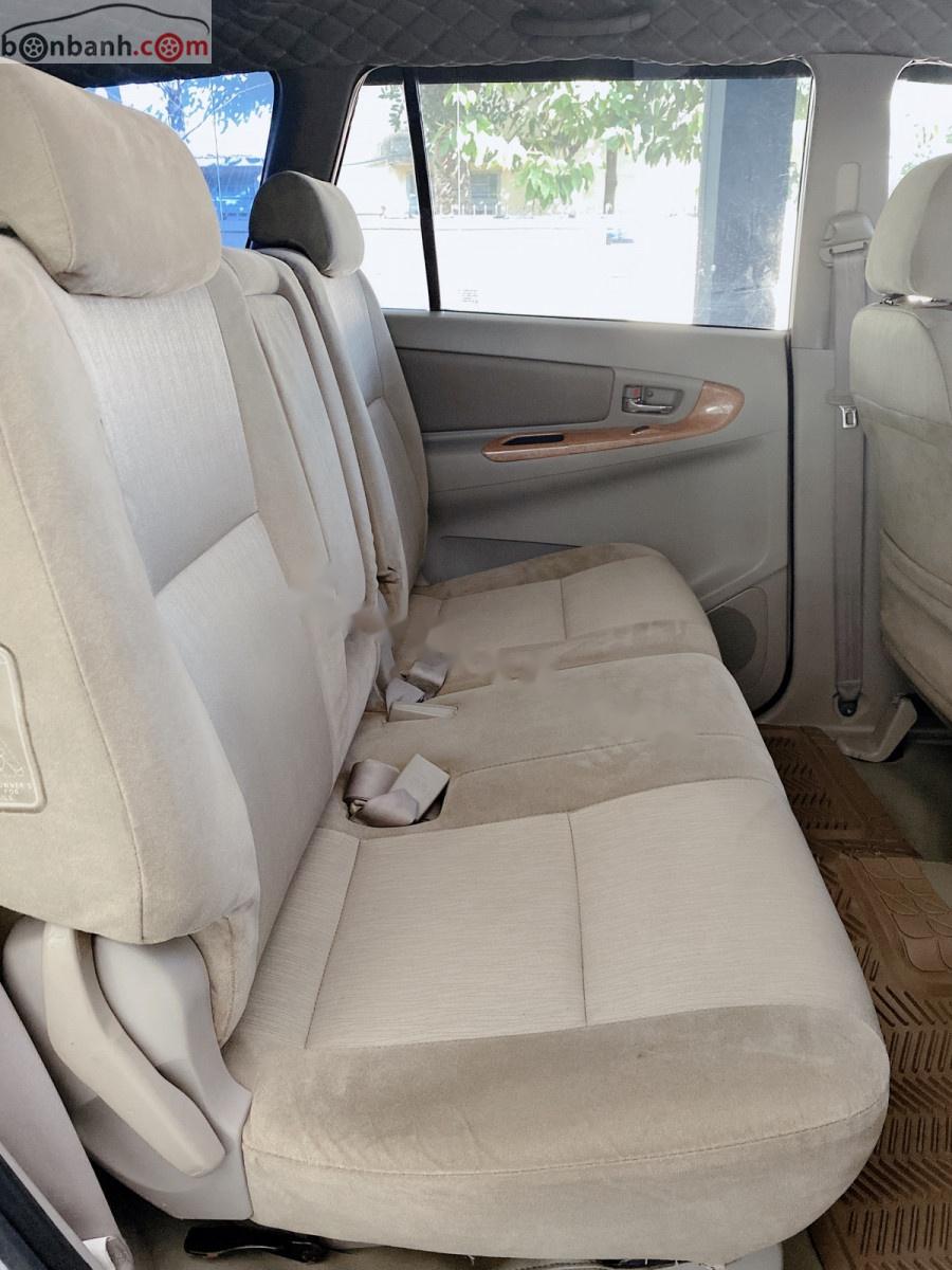 Toyota Innova G 2011 - Cần bán gấp Toyota Innova G 2011, màu bạc, giá tốt