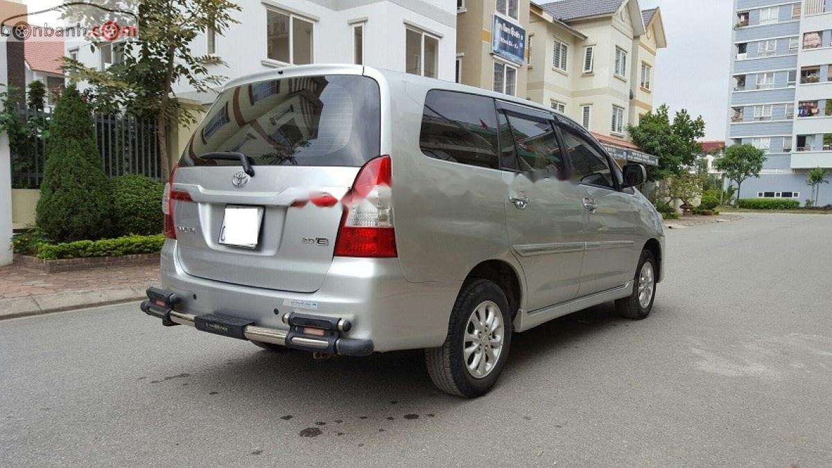 Toyota Innova 2.0E 2014 - Bán Toyota Innova MT sản xuất 2014, màu bạc số sàn