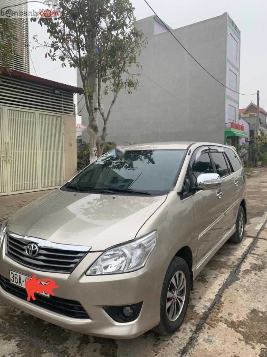 Toyota Innova 2012 - Cần bán Toyota Innova năm sản xuất 2012, màu vàng