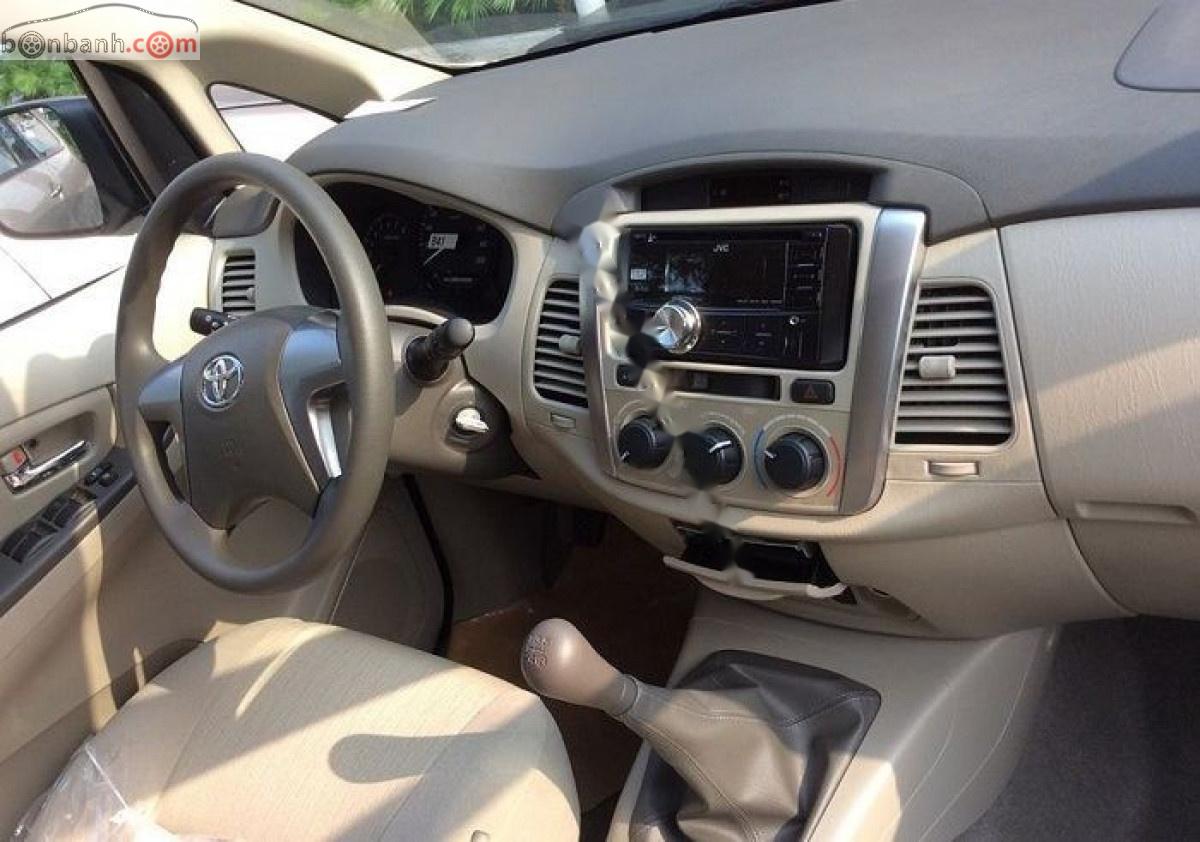 Toyota Innova 2.0E 2014 - Bán Toyota Innova MT sản xuất 2014, màu bạc số sàn