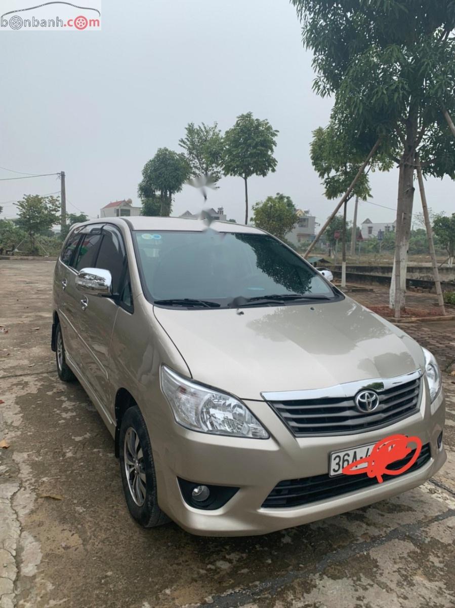 Toyota Innova 2012 - Cần bán Toyota Innova năm sản xuất 2012, màu vàng