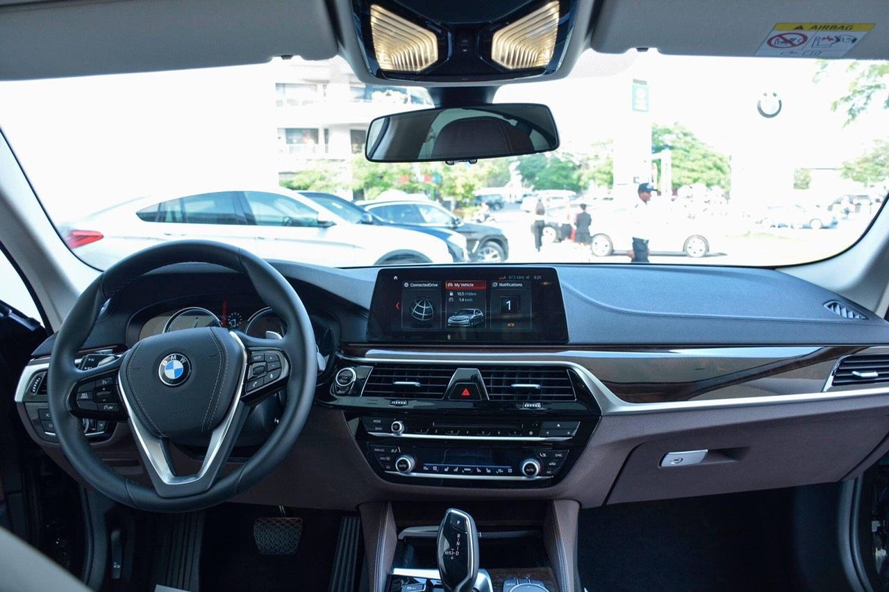 BMW 5 Series 2019 - Ưu đãi lớn đón tết chiếc xe BMW 530i 2.0L 8AT, đời 2019, màu đen - Có sẵn xe - Giao nhanh tận nhà