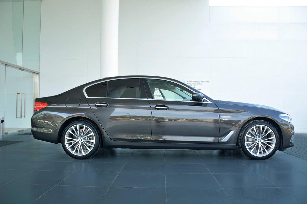 BMW 5 Series 2019 - Ưu đãi lớn đón tết chiếc xe BMW 530i 2.0L 8AT, đời 2019, màu đen - Có sẵn xe - Giao nhanh tận nhà