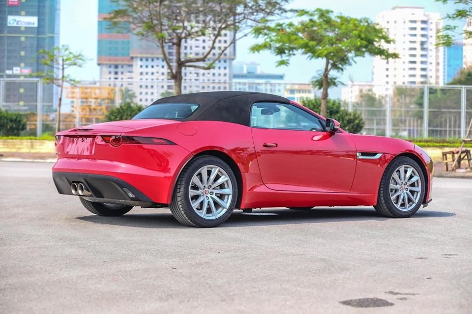 Jaguar F Type 2017 - Bán giảm giá cuối năm chiếc xe Jaguar F-Type Convertible R 5.0L, đời 2017, màu đỏ, nhập khẩu nguyên chiếc