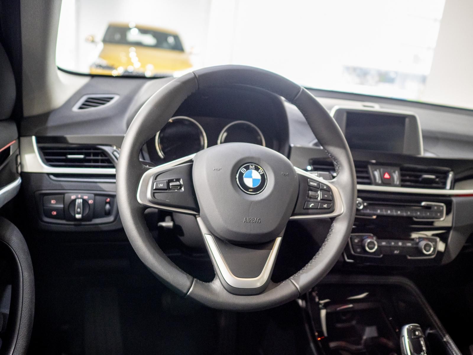 BMW X1 2.0 Turbo 2018 - Ưu đãi giảm tiền mặt lên đến 200 triệu đồng khi mua chiếc xe BMW X1 2.0 Turbo, sản xuất 2019, màu trắng, nhập khẩu nguyên chiếc