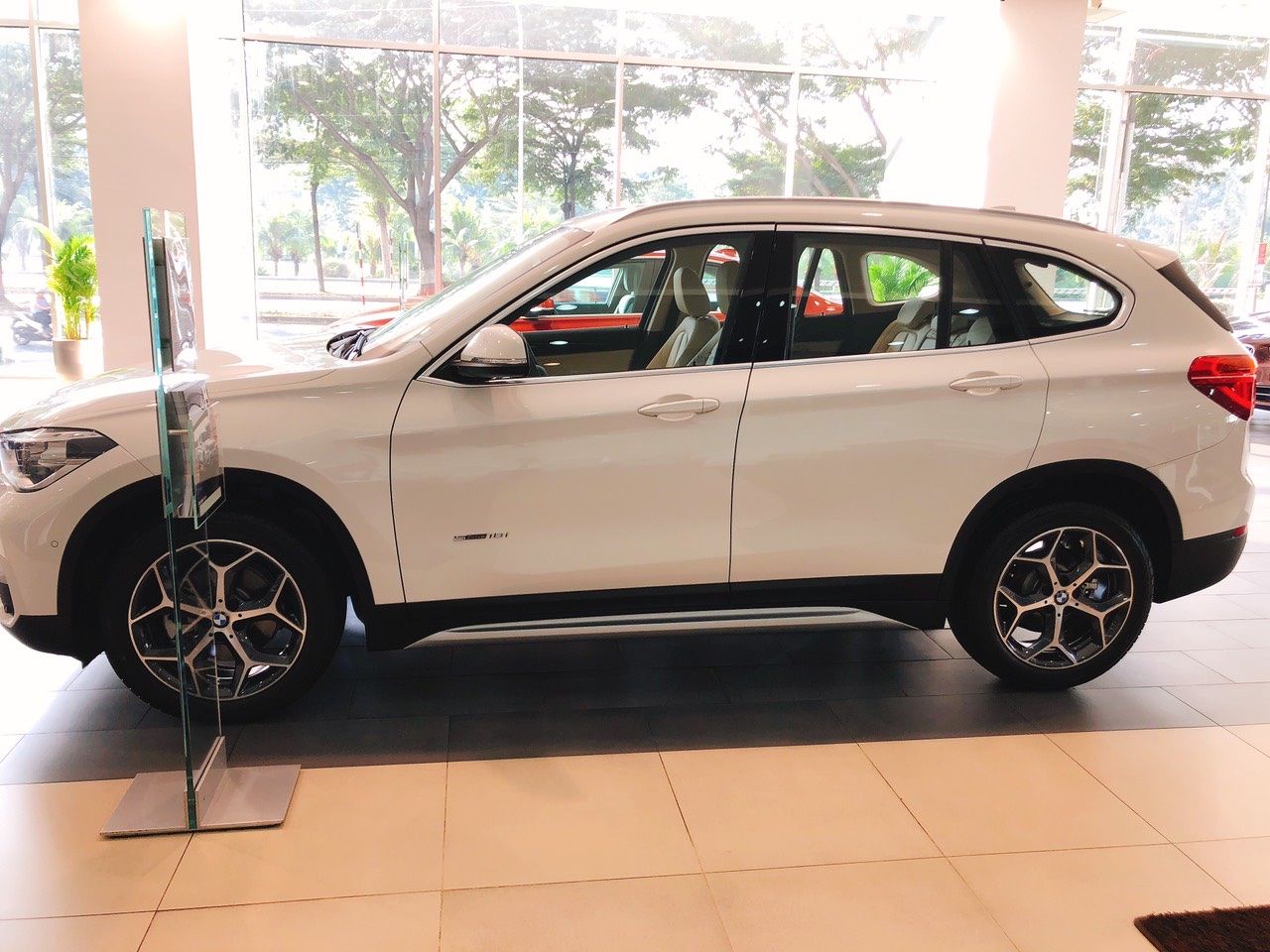 BMW X1 2.0 Turbo 2018 - Ưu đãi giảm tiền mặt lên đến 200 triệu đồng khi mua chiếc xe BMW X1 2.0 Turbo, sản xuất 2019, màu trắng, nhập khẩu nguyên chiếc