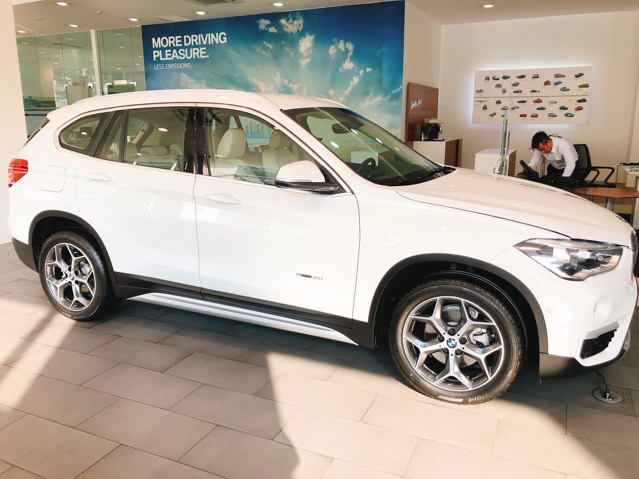 BMW X1 2.0 Turbo 2018 - Ưu đãi giảm tiền mặt lên đến 200 triệu đồng khi mua chiếc xe BMW X1 2.0 Turbo, sản xuất 2019, màu trắng, nhập khẩu nguyên chiếc