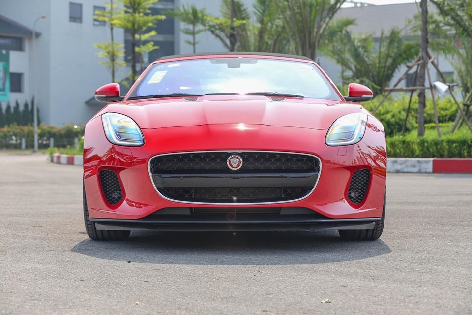 Jaguar F Type 2017 - Bán giảm giá cuối năm chiếc xe Jaguar F-Type Convertible R 5.0L, đời 2017, màu đỏ, nhập khẩu nguyên chiếc