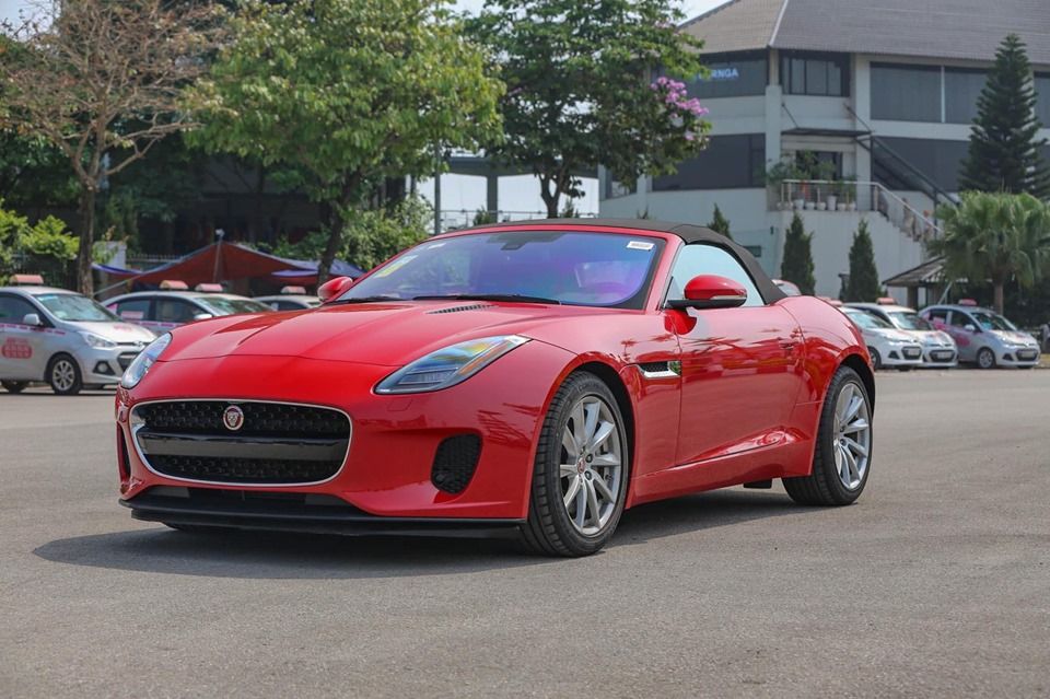 Jaguar F Type 2017 - Bán giảm giá cuối năm chiếc xe Jaguar F-Type Convertible R 5.0L, đời 2017, màu đỏ, nhập khẩu nguyên chiếc