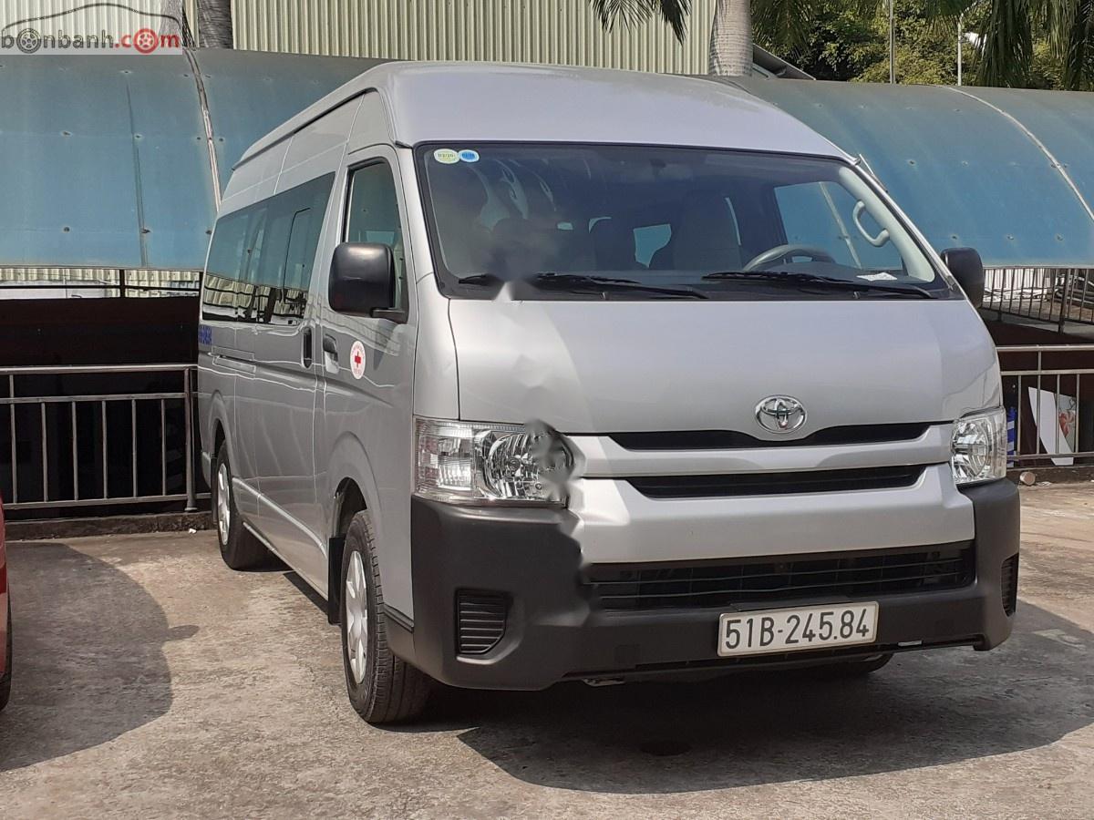 Toyota Hiace 3.0 2017 - Cần bán Toyota Hiace 3.0 sản xuất năm 2017, màu bạc, xe nhập