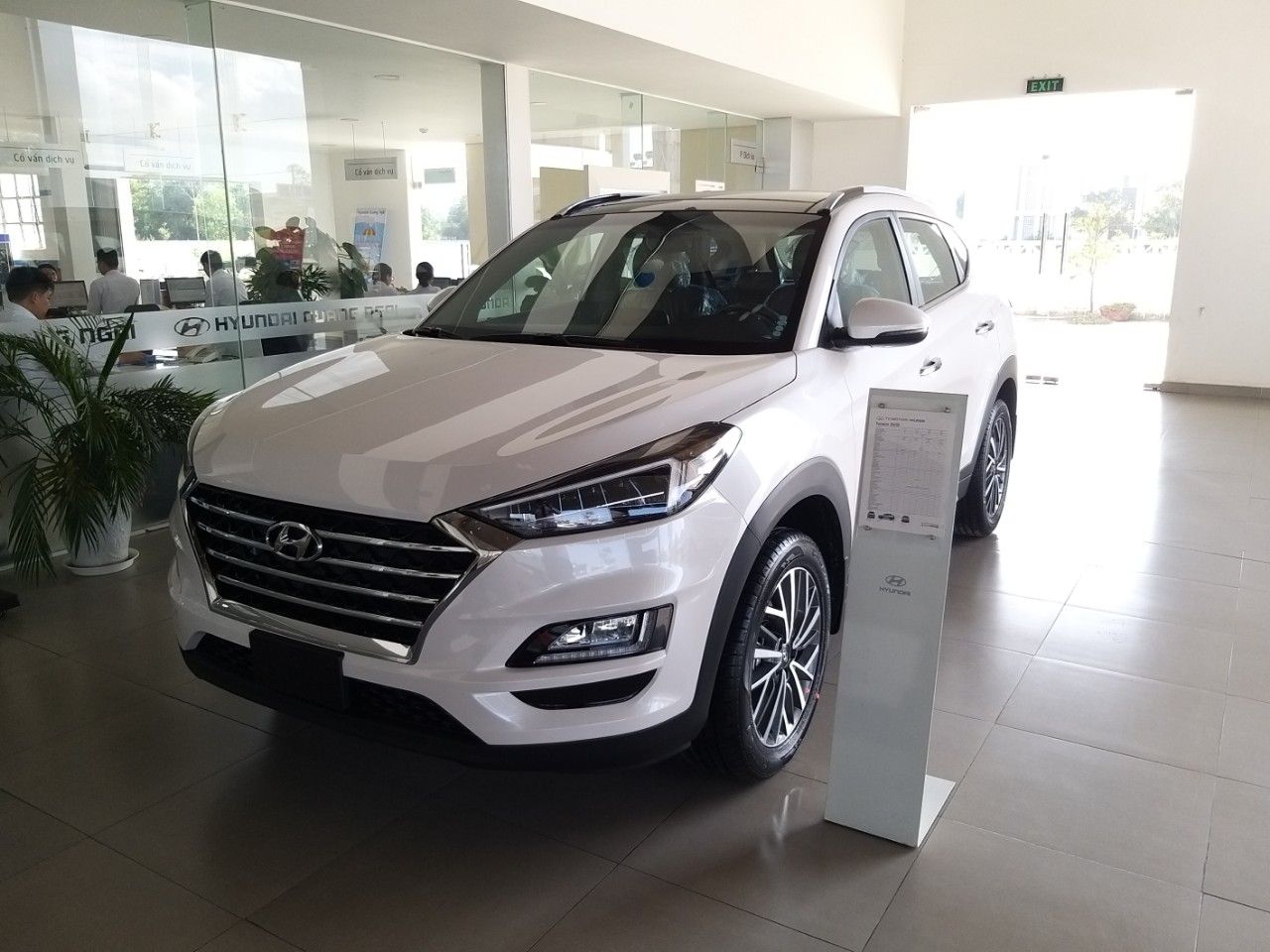 Hyundai Tucson 2019 - Bán nhanh chiếc Hyundai Tucson 2.0L, máy xăng, đặc biệt, đời 2019, màu trắng, giá cạnh tranh