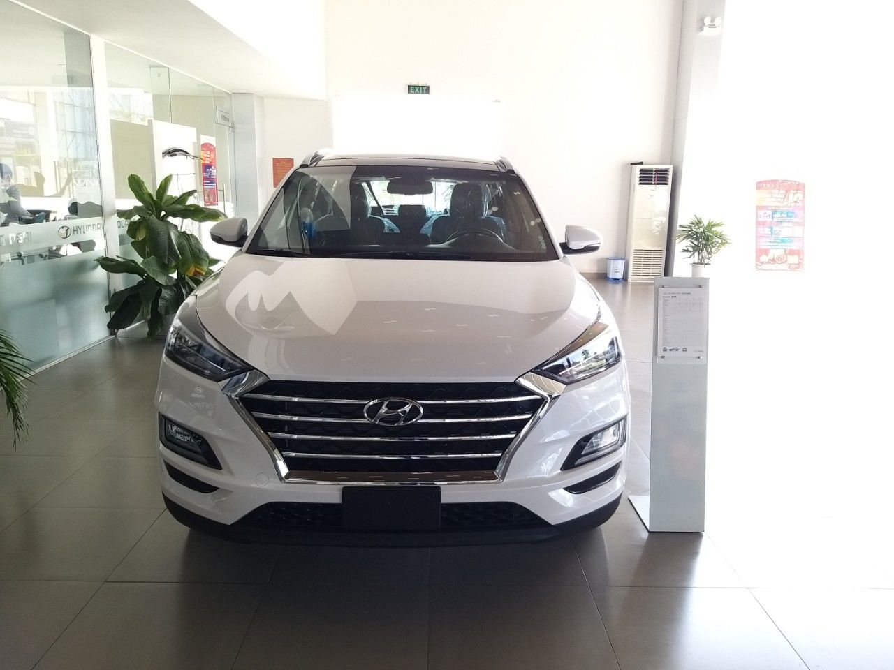 Hyundai Tucson 2019 - Bán nhanh chiếc Hyundai Tucson 2.0L, máy xăng, đặc biệt, đời 2019, màu trắng, giá cạnh tranh