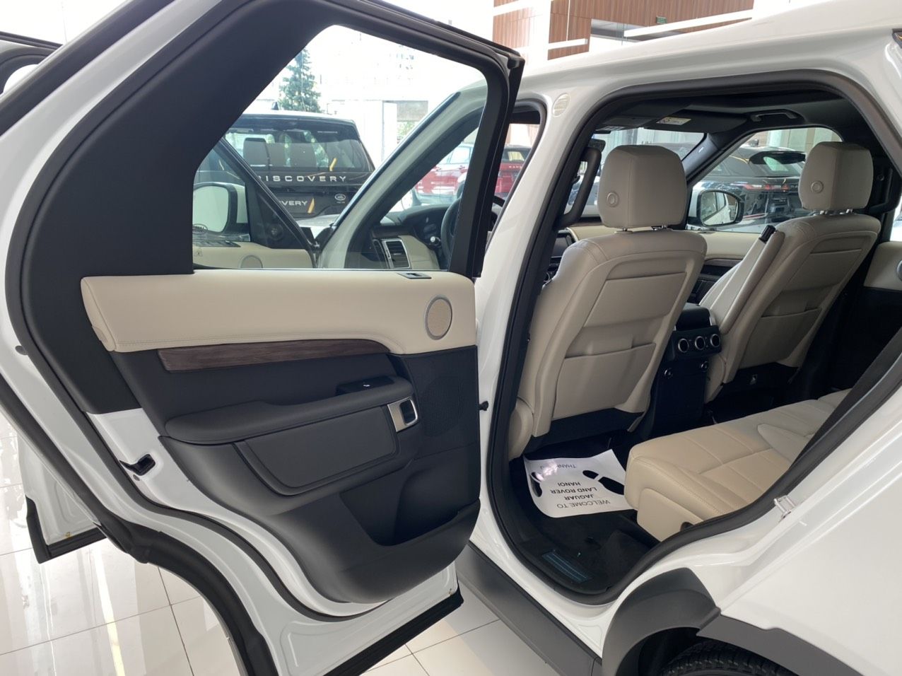 LandRover Discovery HSE  2019 - Giảm giá sốc cuối năm chiếc xe LandRover Discovery 2.0 HSE, sản xuất 2019, màu trắng, xe nhập khẩu