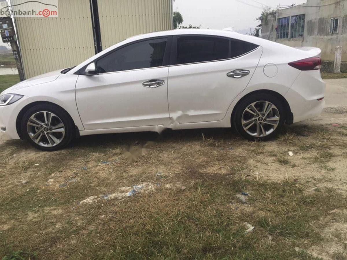 Hyundai Elantra   2017 - Bán xe Hyundai Elantra sản xuất năm 2017, màu trắng chính chủ, giá chỉ 565 triệu