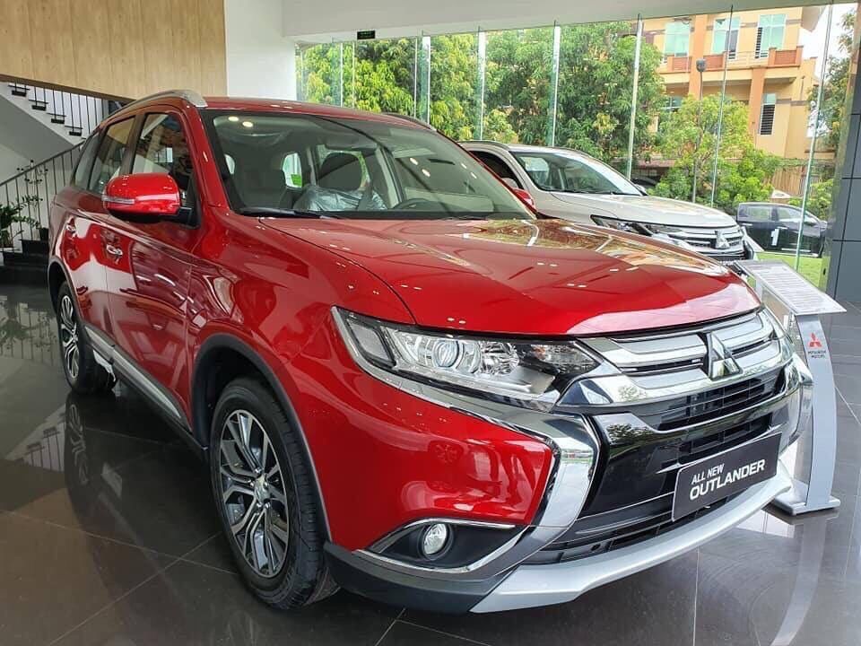 Mitsubishi Outlander 2019 - Giảm giá lớn cực sốc chiếc xe Mitsubishi Outlander 2.0 Premium, sản xuất 2019, màu đỏ, có sẵn xe, giao nhanh toàn quốc