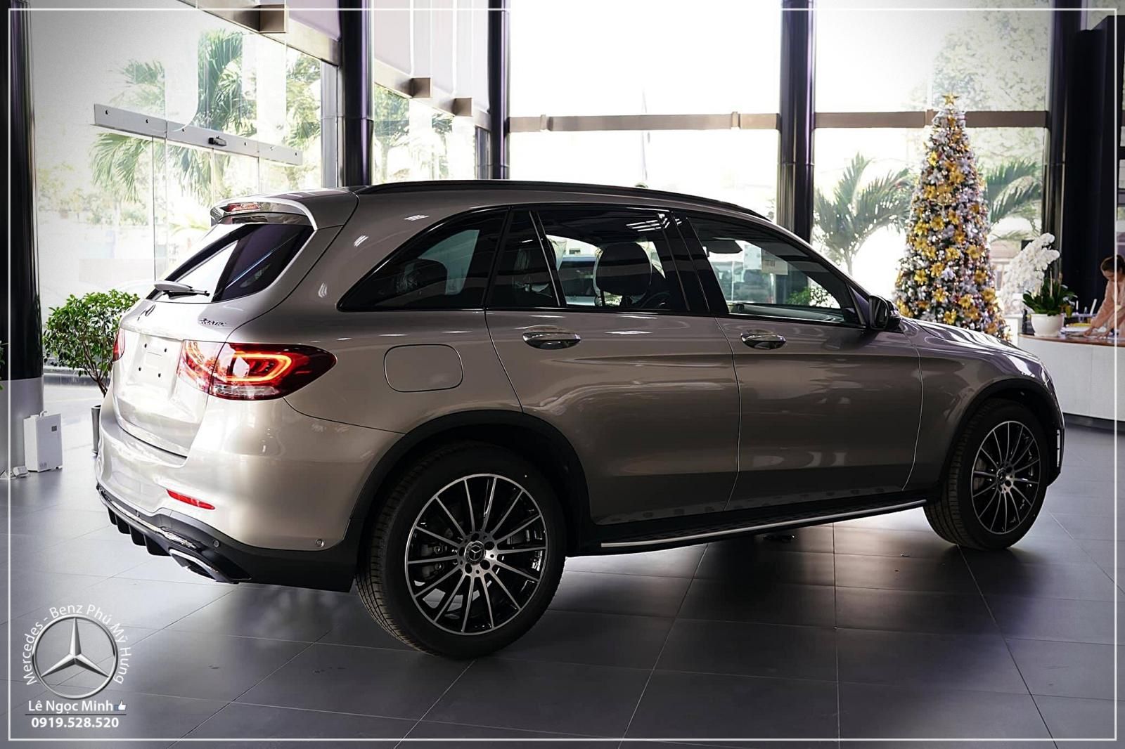 Mercedes-Benz GLC-Class  300 AMG  2019 - Chương trình ưu đãi giảm giá cuối năm chiếc xe Mercedes-Benz C300 AMG, màu đen, nhập khẩu nguyên chiếc