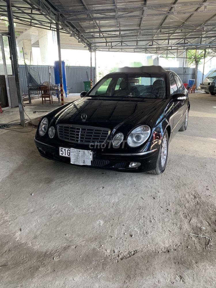 Mercedes-Benz E class 2004 - Bán Mercedes sản xuất 2004, màu đen, nhập khẩu xe gia đình, 286 triệu