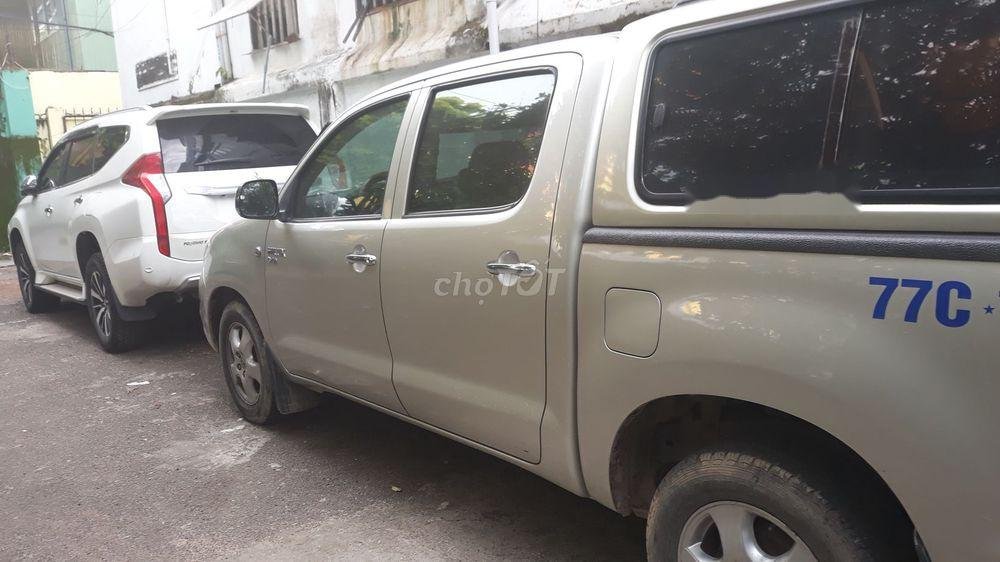 Toyota Hilux 2010 - Cần bán gấp Toyota Hilux đời 2010, xe nhập xe gia đình giá cạnh tranh