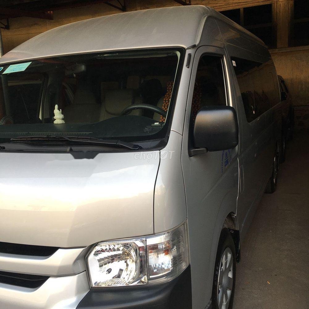 Toyota Hiace 2017 - Cần bán gấp Toyota Hiace đời 2017, màu bạc, nhập khẩu giá cạnh tranh