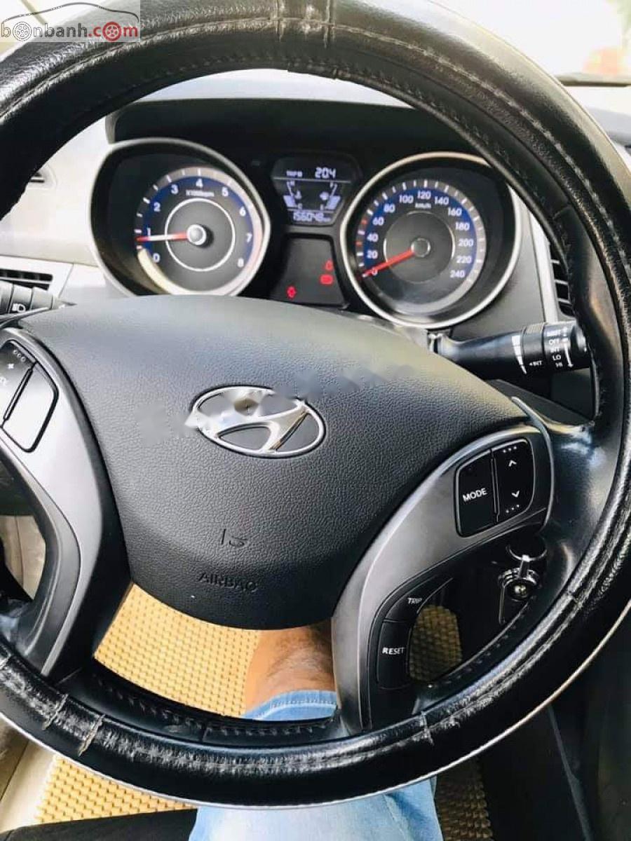 Hyundai Elantra   2015 - Bán xe Hyundai Elantra 1.6 MT năm 2015, màu trắng, xe nhập