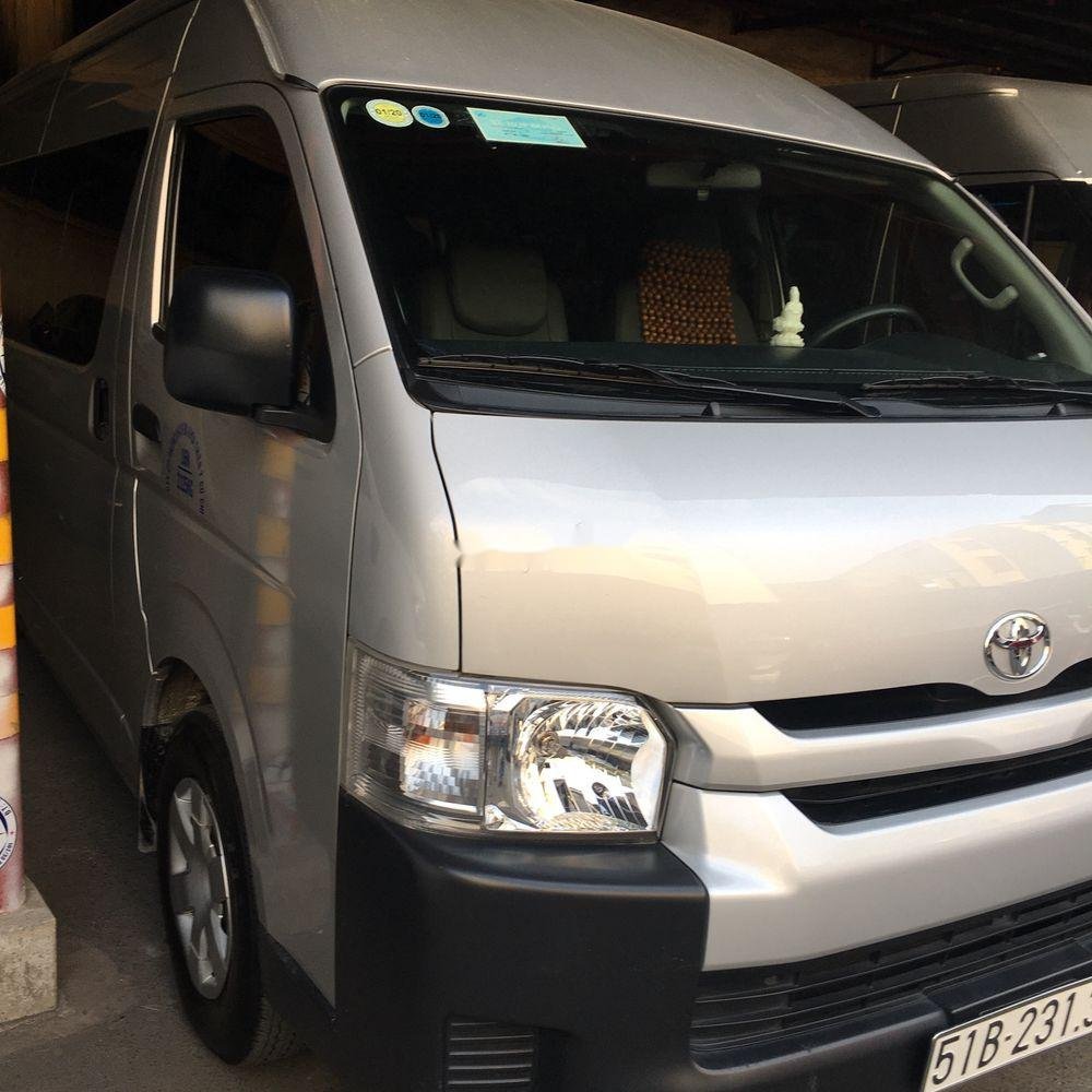 Toyota Hiace 2017 - Cần bán Toyota Hiace 2017, màu bạc, xe nhập, giá chỉ 715 triệu