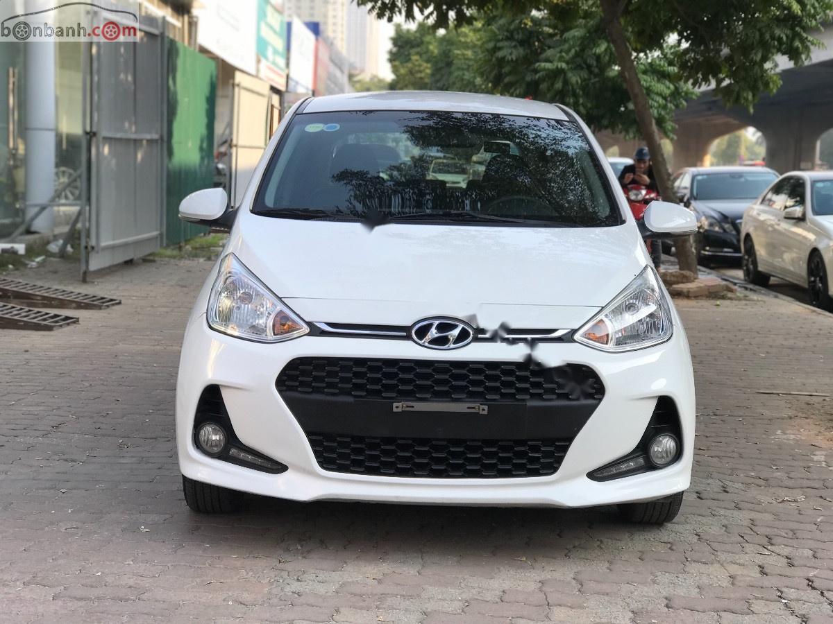 Hyundai Grand i10 2017 - Bán xe Hyundai Grand i10 1.2 AT năm 2017, màu trắng chính chủ, giá 375tr