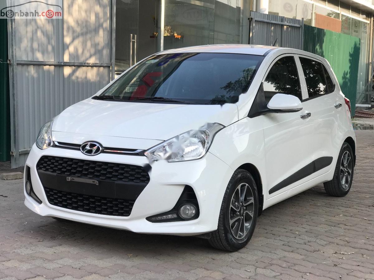 Hyundai Grand i10 2017 - Bán xe Hyundai Grand i10 1.2 AT năm 2017, màu trắng chính chủ, giá 375tr