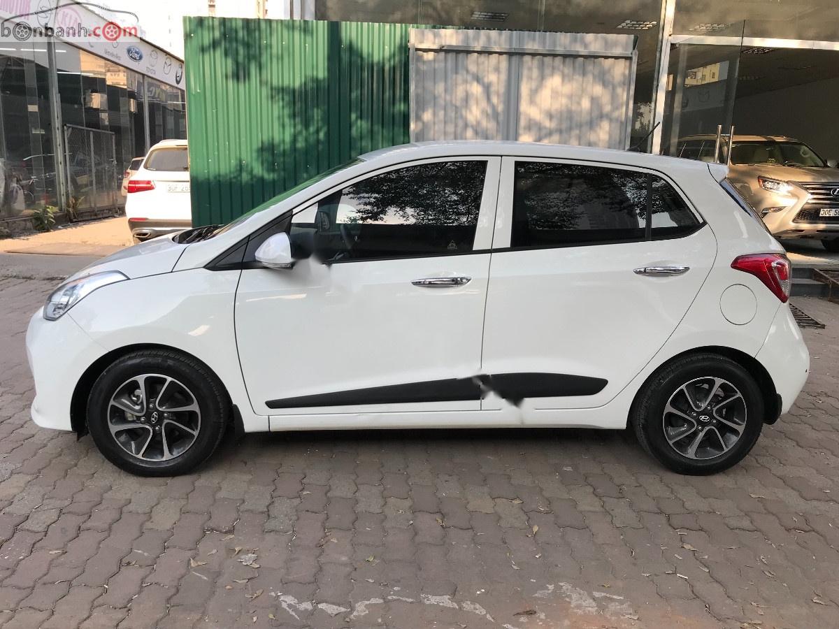 Hyundai Grand i10 2017 - Bán xe Hyundai Grand i10 1.2 AT năm 2017, màu trắng chính chủ, giá 375tr