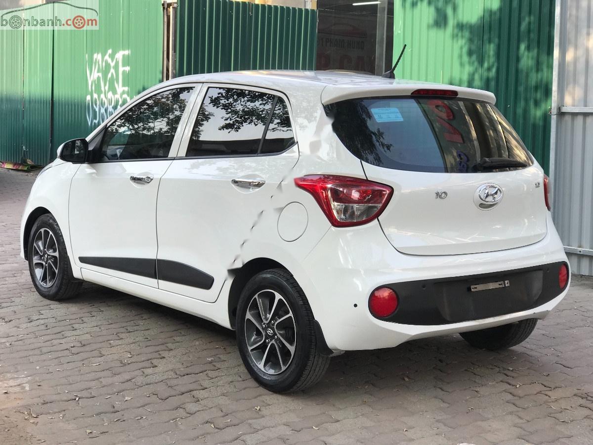 Hyundai Grand i10 2017 - Bán xe Hyundai Grand i10 1.2 AT năm 2017, màu trắng chính chủ, giá 375tr