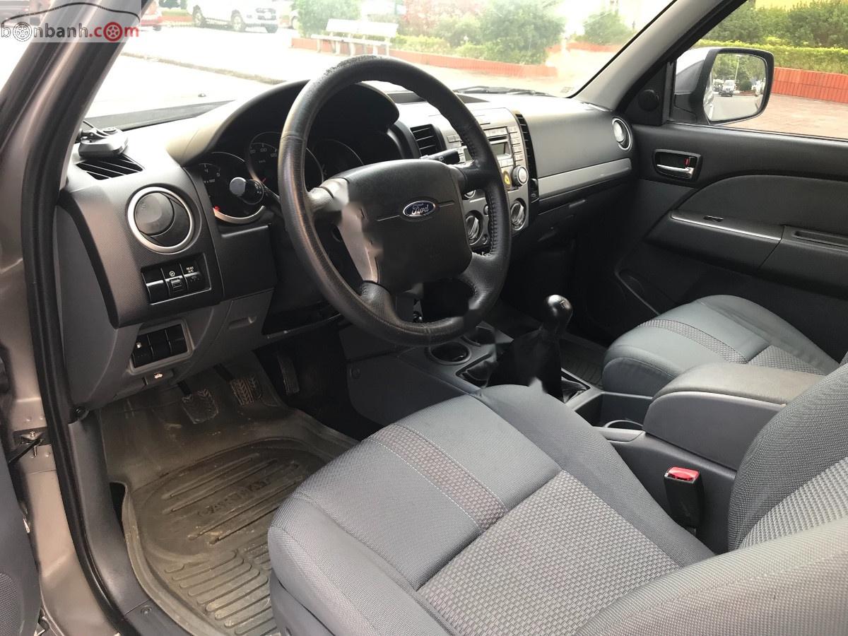 Ford Everest 2.5L 4x2 MT 2014 - Cần bán gấp Ford Everest 2.5L 4x2 MT 2014, màu xám chính chủ