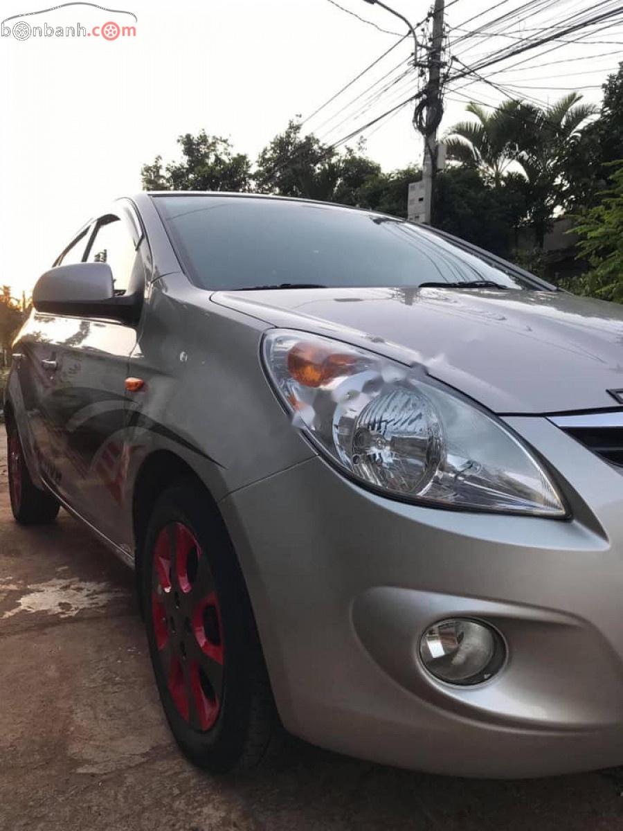 Hyundai i20 2011 - Cần bán xe Hyundai i20 1.4 AT sản xuất 2011, màu bạc, nhập khẩu nguyên chiếc