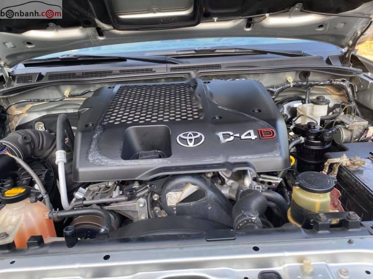 Toyota Fortuner 2013 - Bán ô tô Toyota Fortuner MT sản xuất năm 2013, màu bạc số sàn, giá chỉ 686 triệu