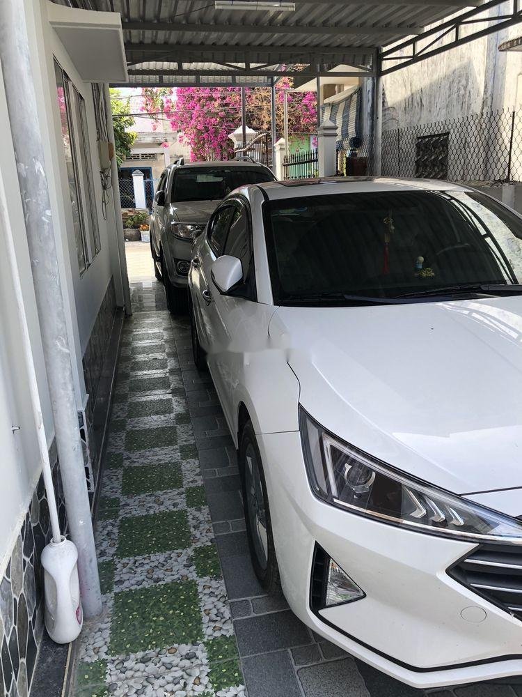 Hyundai Elantra 2019 - Cần bán Hyundai Elantra 1.6 AT sản xuất năm 2019, màu trắng chính chủ, giá chỉ 635 triệu