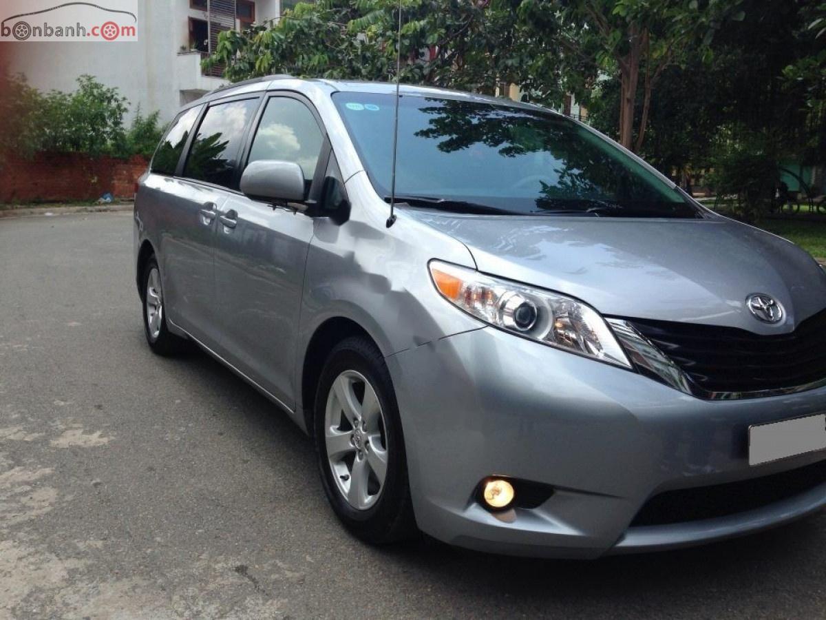 Toyota Sienna   2011 - Bán Toyota Sienna AT sản xuất năm 2011, màu bạc còn mới, giá tốt