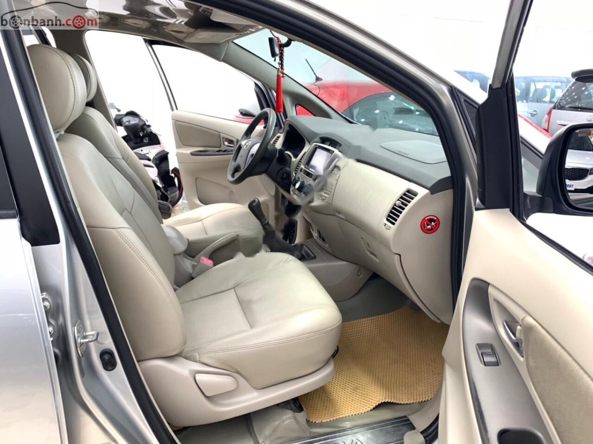 Toyota Innova   2014 - Bán Toyota Innova 2.0E sản xuất năm 2014, màu bạc, xe gia đình