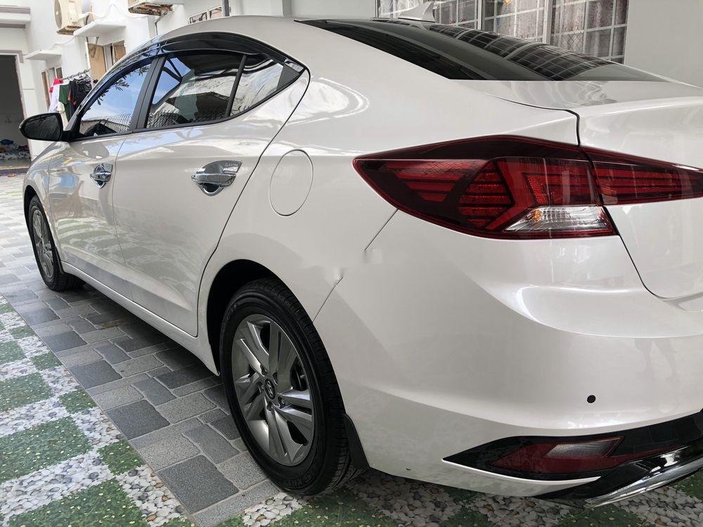 Hyundai Elantra 2019 - Cần bán Hyundai Elantra 1.6 AT sản xuất năm 2019, màu trắng chính chủ, giá chỉ 635 triệu