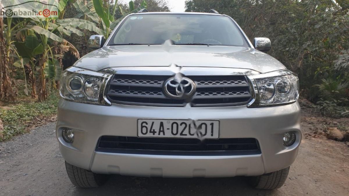 Toyota Fortuner 2.5G 2010 - Cần bán xe Toyota Fortuner 2.5G đời 2010, màu bạc số tự động, giá chỉ 588 triệu