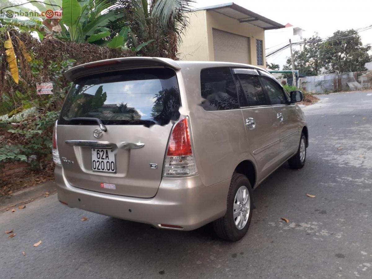 Toyota Innova G 2011 - Bán Toyota Innova G sản xuất năm 2011, màu nâu, 400 triệu