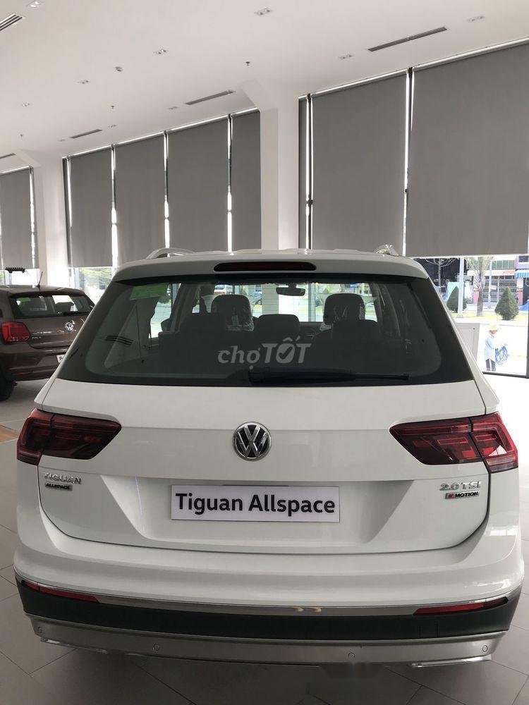 Volkswagen Tiguan 2018 - Bán Volkswagen Tiguan đời 2018, màu trắng, nhập khẩu