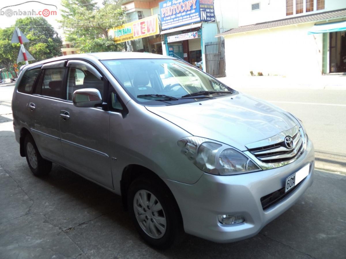 Toyota Innova 2011 - Cần bán Toyota Innova sản xuất 2011, màu bạc