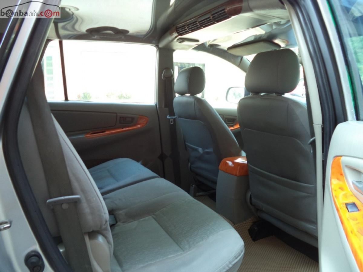 Toyota Innova 2011 - Cần bán Toyota Innova sản xuất 2011, màu bạc