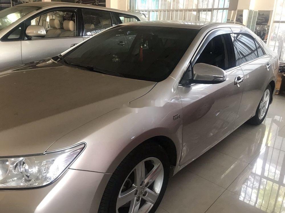 Toyota Camry 2014 - Bán Toyota Camry sản xuất năm 2014 xe gia đình, giá tốt