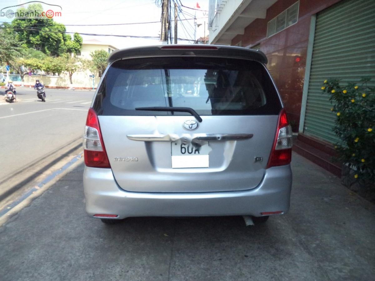 Toyota Innova 2011 - Cần bán Toyota Innova sản xuất 2011, màu bạc