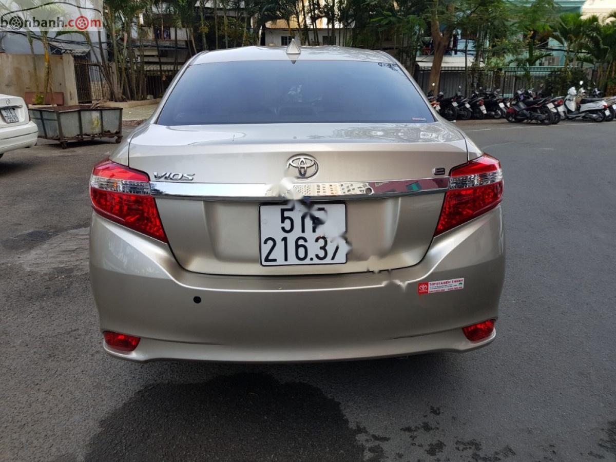 Toyota Vios 2015 - Bán Toyota Vios E MT sản xuất 2015, màu vàng số sàn, giá 385tr