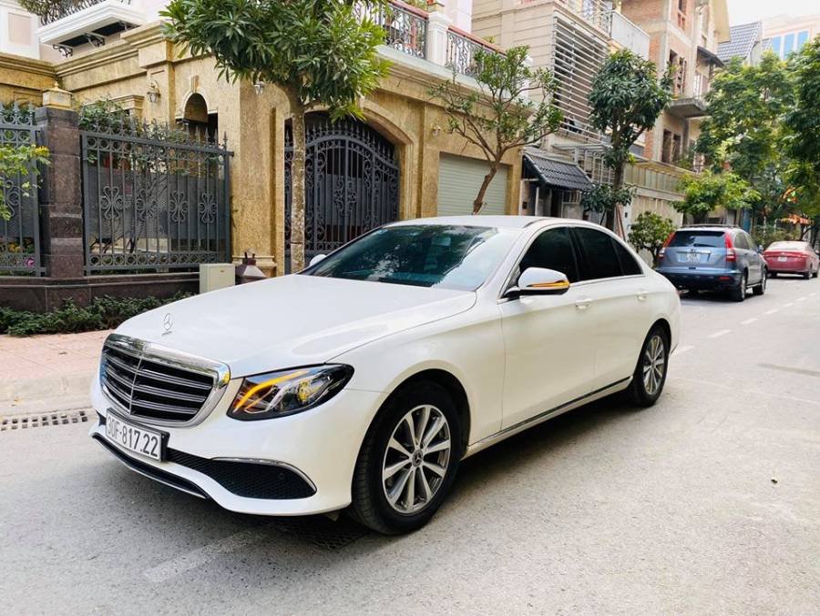 Mercedes-Benz E class 2018 - Cần bán xe Mercedes E200 năm 2018, màu trắng đẹp như mới